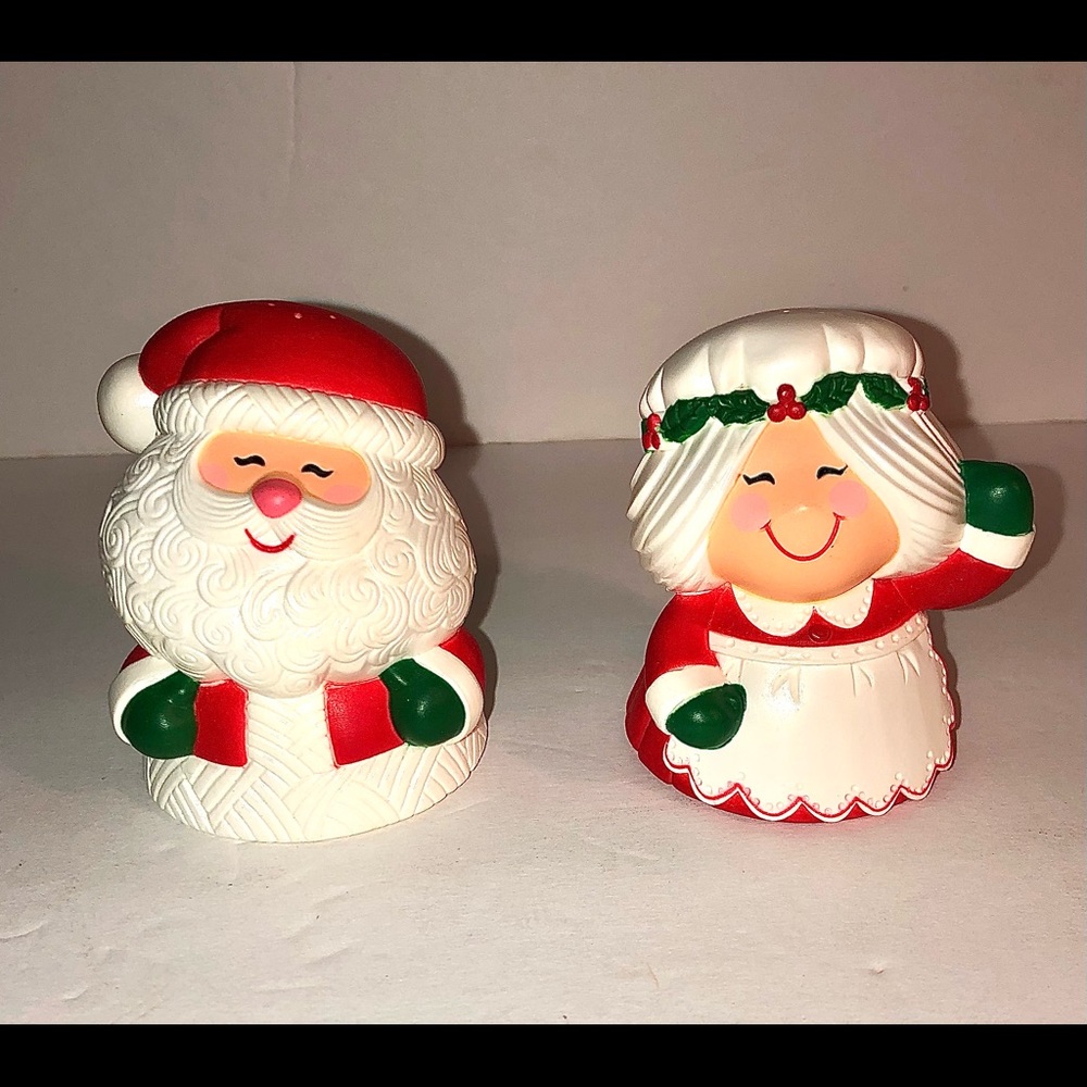 🎄❤️ Vintage Hallmark Collectible Santa & Mrs Claus Salt & Pepper Shaker Set